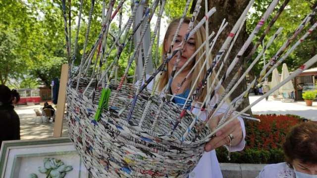 Hurda gazetelerden sepet örüp 100 liraya satıyorlar