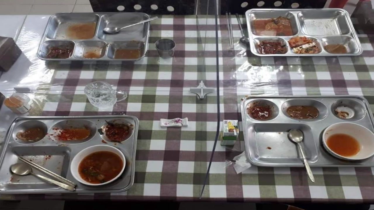 "간부들 식판에 코 푼 휴지까지 취사병이 치워"...육군 6사단 병사 폭로 / YTN