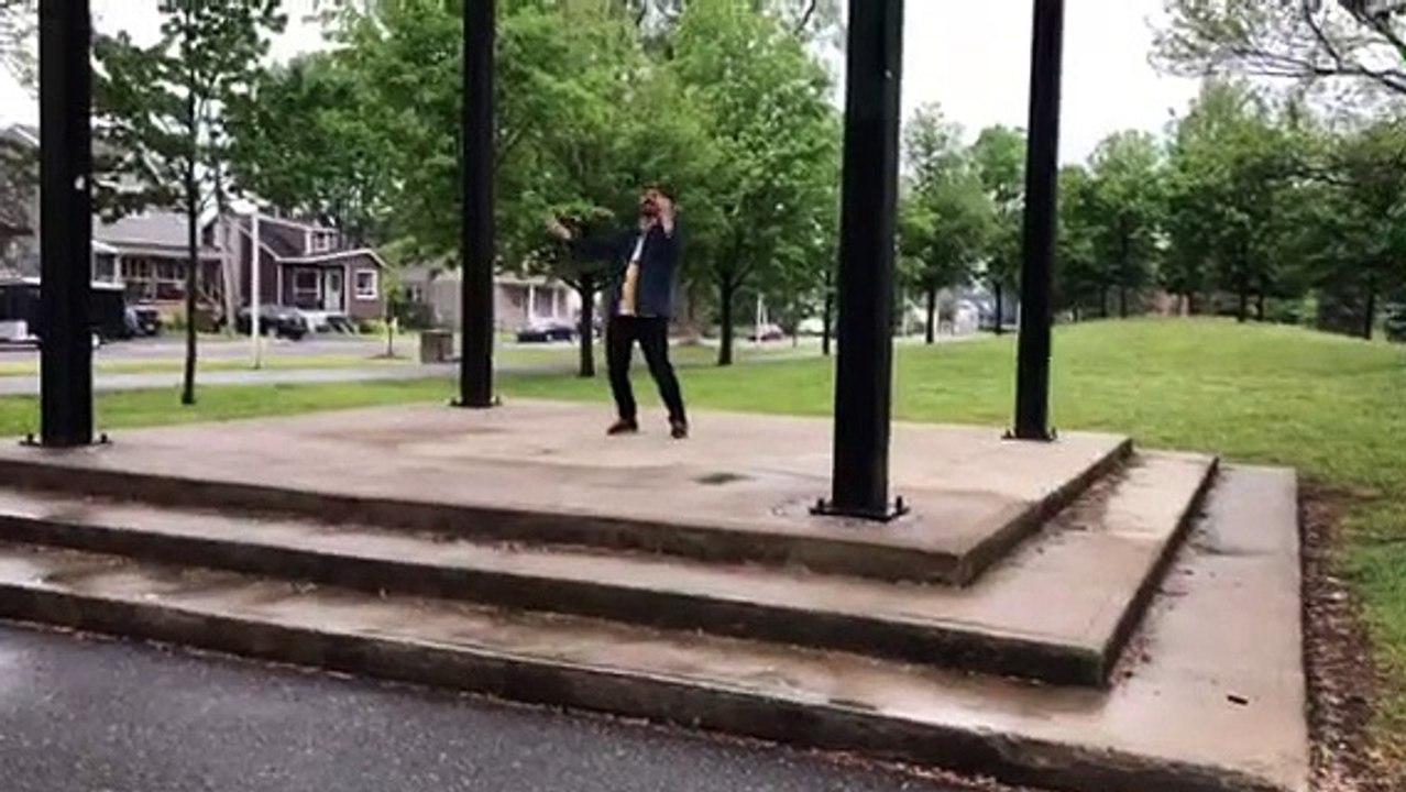Damien Robitaille danse au son de sa chanson Bienvenue à Longueuil