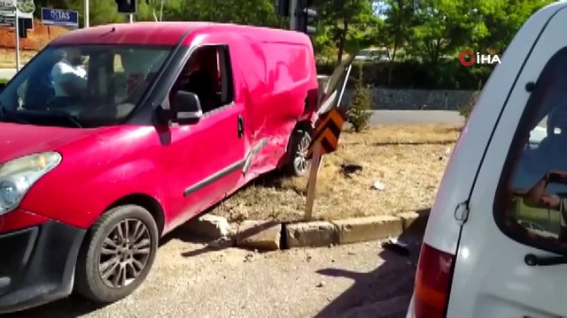 Hurdaya dönen aracın sürücü kazayı hafif sıyrıklarla atlattı