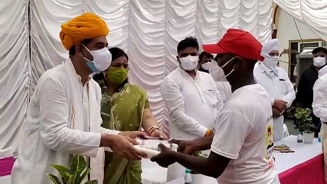 अलवर नगर परिषद में कोरोना संक्रमित मृतकों का अंतिम संस्कार करने वाले कर्मचारियों का किया सम्मान