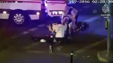 Darbeci köpekler sağlık ekiplerine de ateş açmışlar!