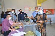 Yüksekova'da 2 mahalle ve bir köyde yapılan muhtarlık seçimi sona erdi