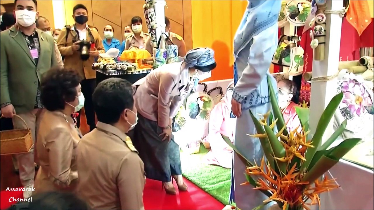สมเด็จพระเจ้าลูกเธอ เจ้าฟ้าสิริวัณณวรีฯ ทอดพระเนตรผลิตภัณฑ์ท้องถิ่นภาคใต้ที่จังหวัดนราธิวาส