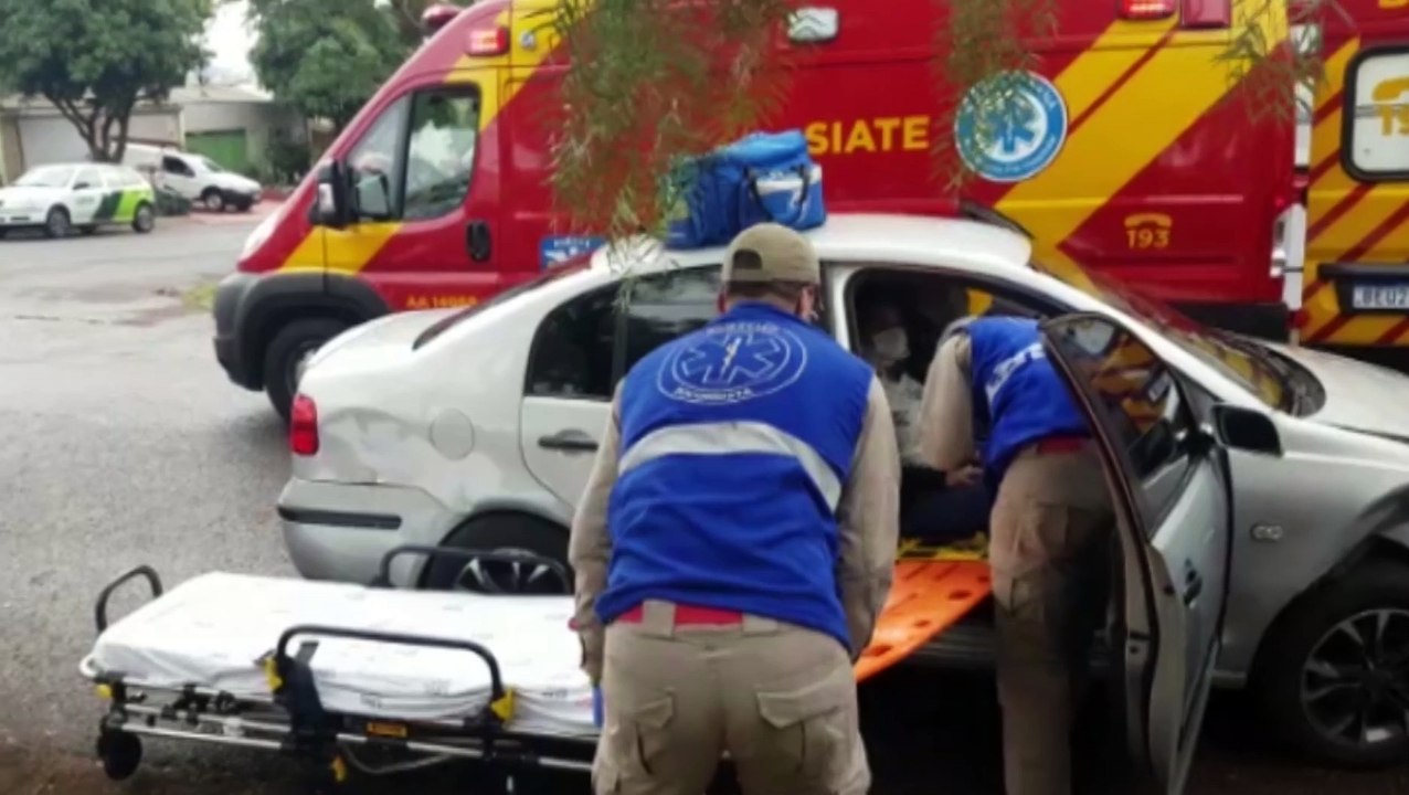 Corsa conduzido por adolescente e Polo se envolvem em colisão no bairro Santa Felicidade