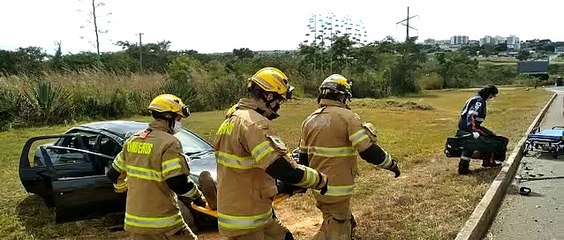 Carro capota na BR-020, em Sobradinho, com dois passageiros
