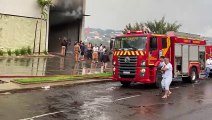 Fogo destrói parte de indústria de móveis planejados em Umuarama