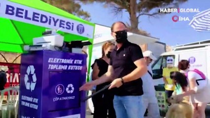 Didim'de denizden çıkarılan atıklarla Şirinler heykeli yapıldı