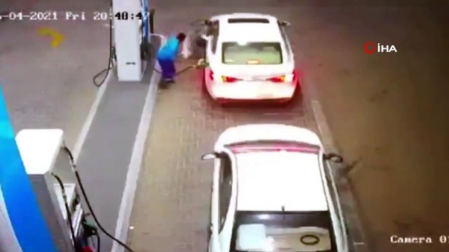 - Akaryakıt istasyonundaki görevli alevlerden canını zor kurtardı