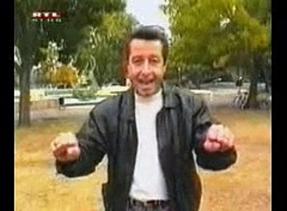 bu adam motor yutmuş olmalı _ markasına göre motosiklet taklidi yapan adam