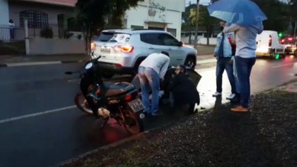 Motociclista fica ferida após colidir na traseira de Jeep no Bairro Cancelli