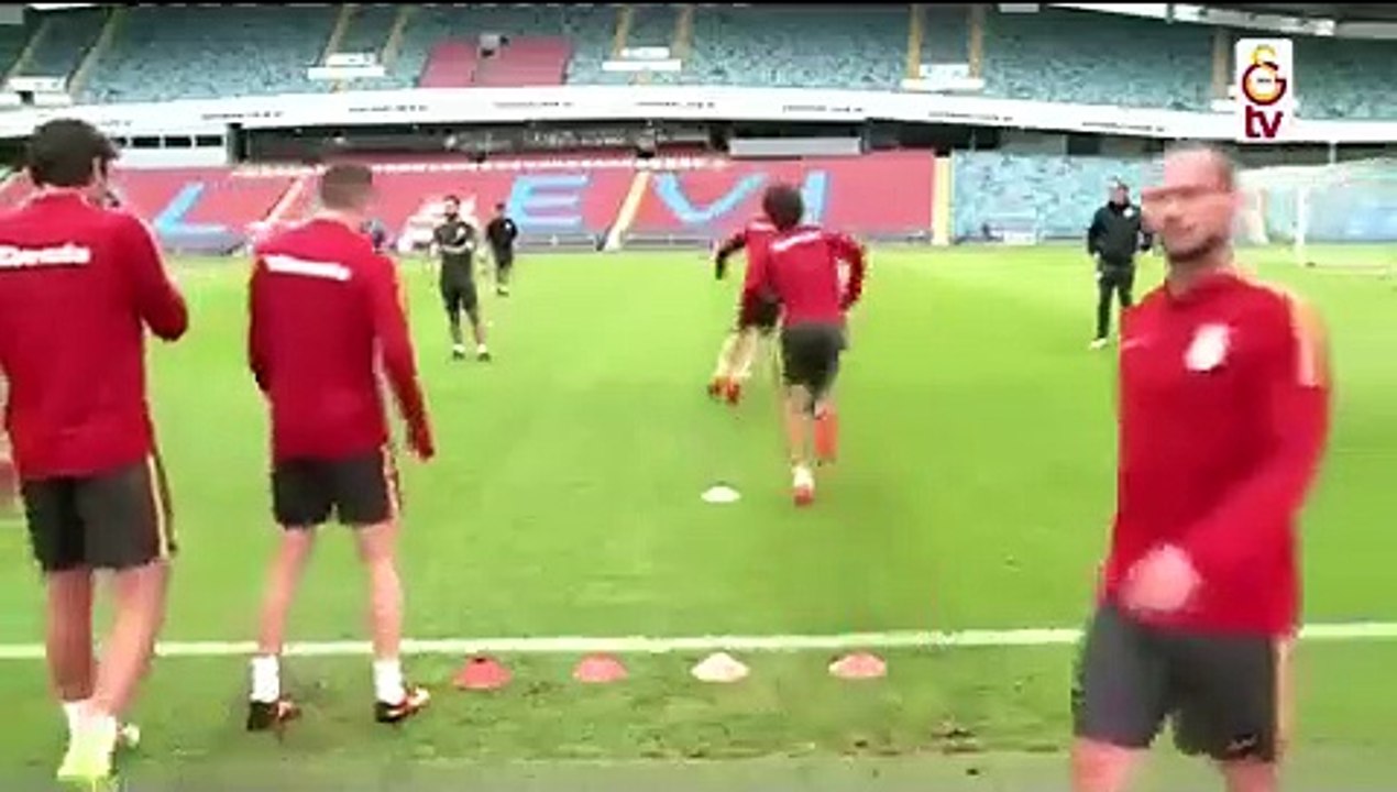 Wesley Sneijder'den kameralara; "Selamun Aleyküm"