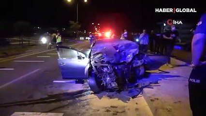 Скачать видео: Ters şeride giren astsubay, görev başındaki polis memuruyla kafa kafaya çarpıştı