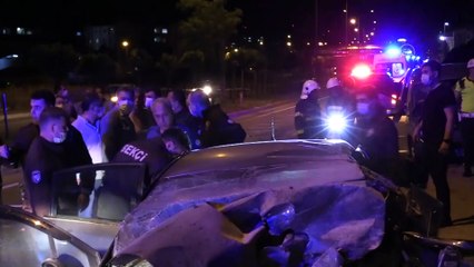 ÇANAKKALE - Ters yöne giren otomobilin sivil ekip aracıyla çarpışması sonucu iki kişi hayatını kaybetti