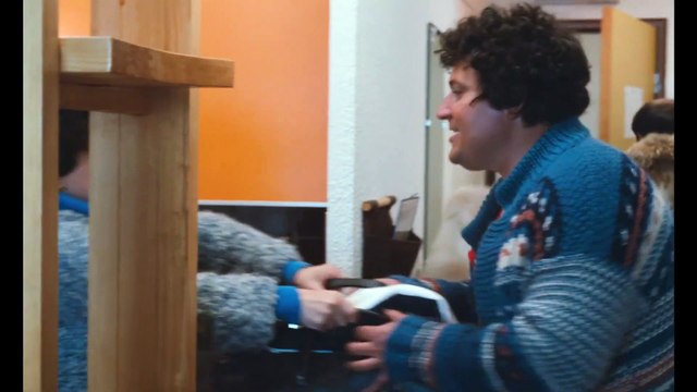 LES BRONZÉS FONT DU SKI Film - Extrait avec Gérard Jugnot et Josiane Balasko - Appartement