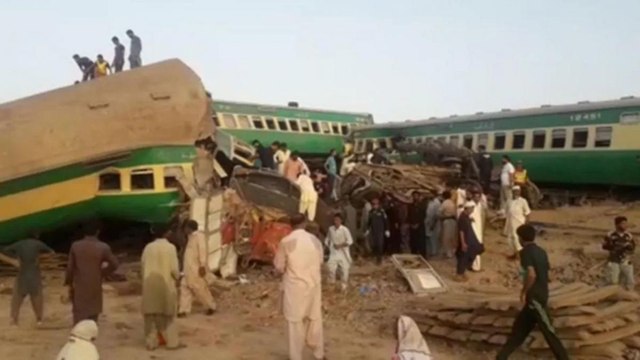 Two trains collided in Pakistan, 30 dead, several injured
