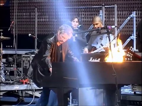 Johnny Hallyday -Making off du piano sur Whole lotta' shakin' goin'on ( Bercy 2003 )
