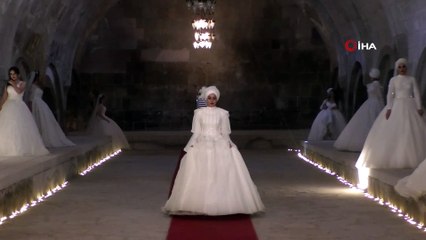 Iğdırlı genç kızlar tarihi Kervansaray’da podyuma çıktılar