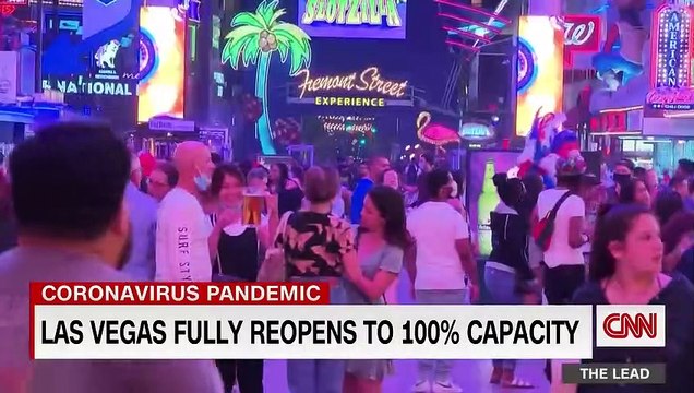 Une foule réunie à Las Vegas pour fêter la réouverture du centre-ville, fermé depuis plus d'un an - Mais peu de personnes portent un masque et quasiment aucune distanciation...
