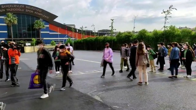 İSTANBUL - Ortaokul ve lise öğrencileri yüz yüze eğitime başladı