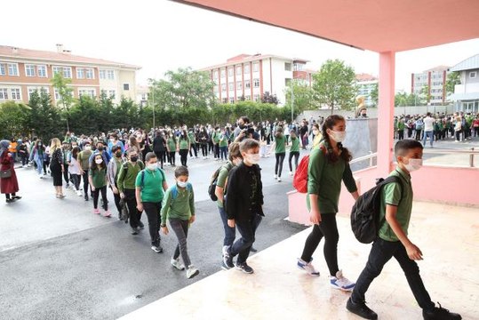 Tüm ortaokul ve liselerde haftada iki gün yüz yüze eğitime geçildi