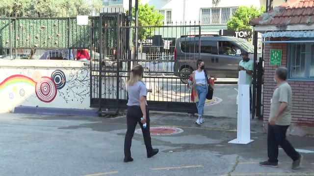 İZMİR - Ortaokul ve lise öğrencileri yüz yüze eğitimin başlamasıyla okullarına döndü