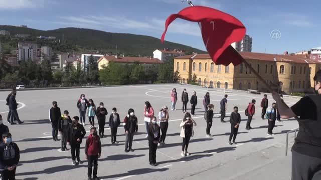 Son dakika: Ortaokul ve liselerde yüz yüze eğitim sevinci yaşandı