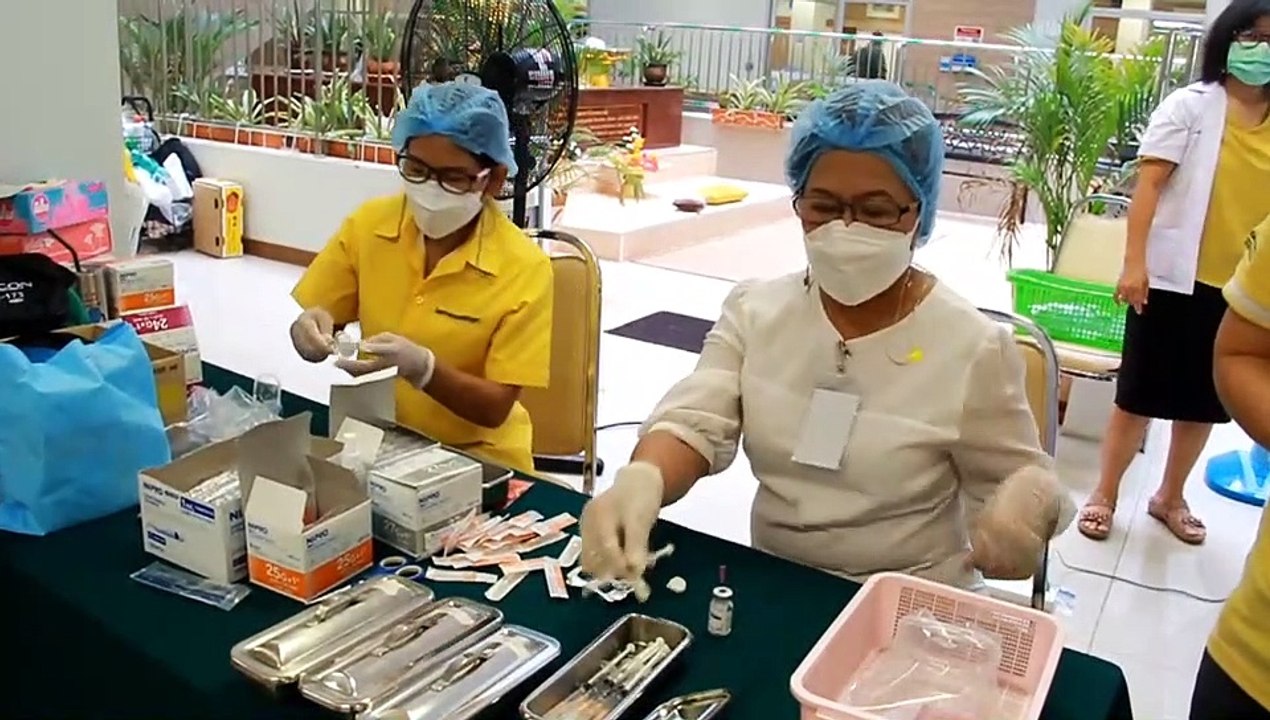 อยุธยาปูพรมฉีดวัคซีนโควิดวันแรก ทั้ง 16 อำเภอ ผู้ว่าฯ ตรวจเยี่ยมความเรียบร้อย พบว่าประชาชนกลุ่ม 60 ปี และ 7 โรคเรื้อรังมาเข้าคิวแต่เช้า