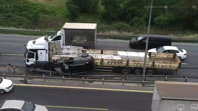 Hadımköy'de feci kaza; TIR ile bariyer arasında sıkıştı