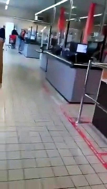 Une cliente énervée insulte une caissière avec des propos racistes