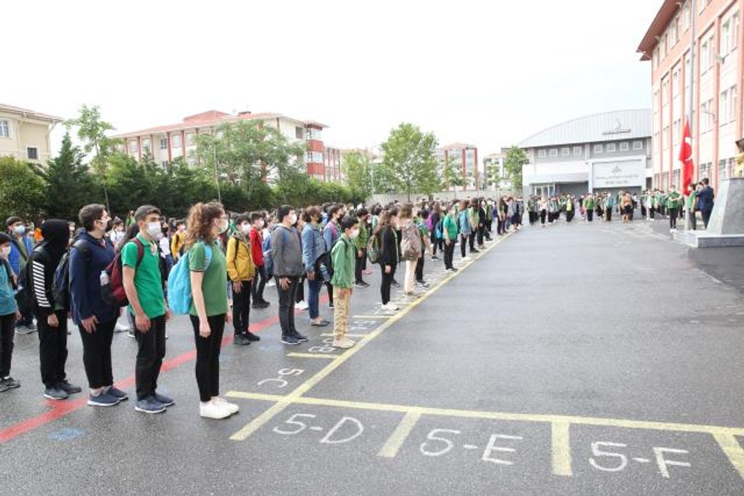 İstanbul'da ortaokul ve lise öğrencileri yüz yüze eğitime başladı