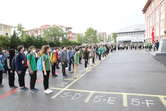 İstanbul'da ortaokul ve lise öğrencileri yüz yüze eğitime başladı