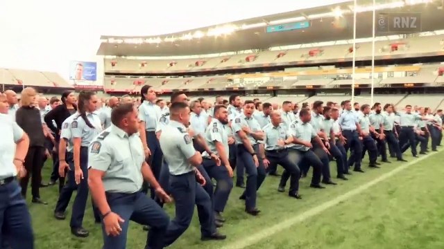 Ces policiers néo-zélandais rendent un hommage à leur collègue décédé