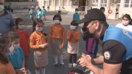 Polisler, öğrencilere maske ve sosyal mesafe kurallarını hatırlattı