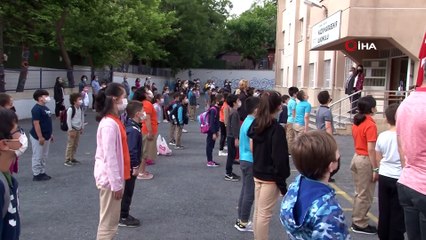 Polisler, öğrencilere maske ve sosyal mesafe kurallarını hatırlattı