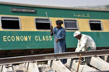 Pakistan'da iki yolcu treni çarpıştı: 30 ölü, 50 yaralı