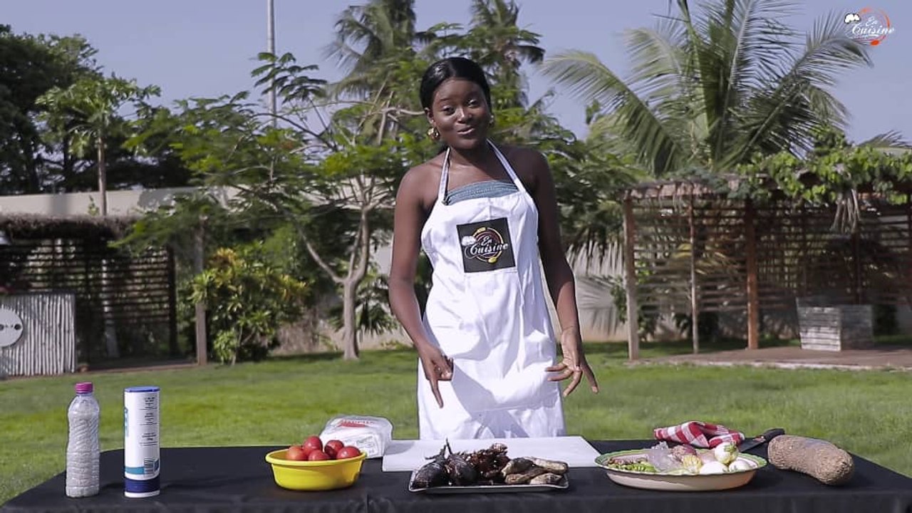 EN CUISINE AVEC LA CHANTEUSE SITARA KLODY ( Préparation du Fufu )