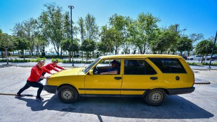 Güreşçi kardeşler, otomobil iterek güç depoluyor