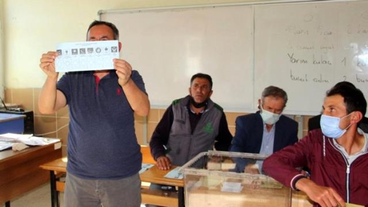 Afyonkarahisar'ın Güney beldesinde yapılan seçi...