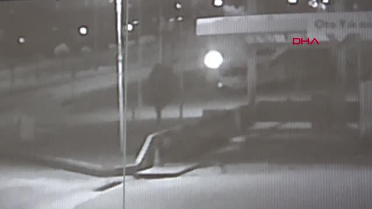 Son dakika haber... TERS YÖNE GİREN OTOMOBİL, SİVİL POLİS ARACIYLA ÇARPIŞTI: 1 POLİS ŞEHİT OLDU, 1 ASTSUBAY ÖLDÜ