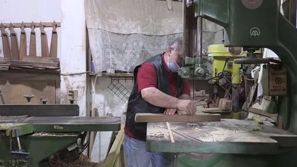 Giresunlu Temel ustanın farklı figürlerdeki kemençeleri ilgi çekiyor