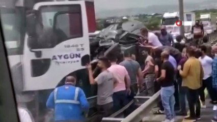 Tải video: Hadımköy TEM Otoyolu İstanbul istikametinde tır ile otomobil çarpıştı. Yan yatan otomobil bariyerlere sıkıştı. Otomobil içerisinde bulunanlar araç camlarından dışarı çıktı. Olay yerine sağlık ekipleri ve polis sevk edildi.