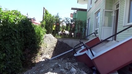 TOKAT - Tadilat yapılan 3 katlı binanın balkonunun çökmesi sonucu bir kişi yaralandı