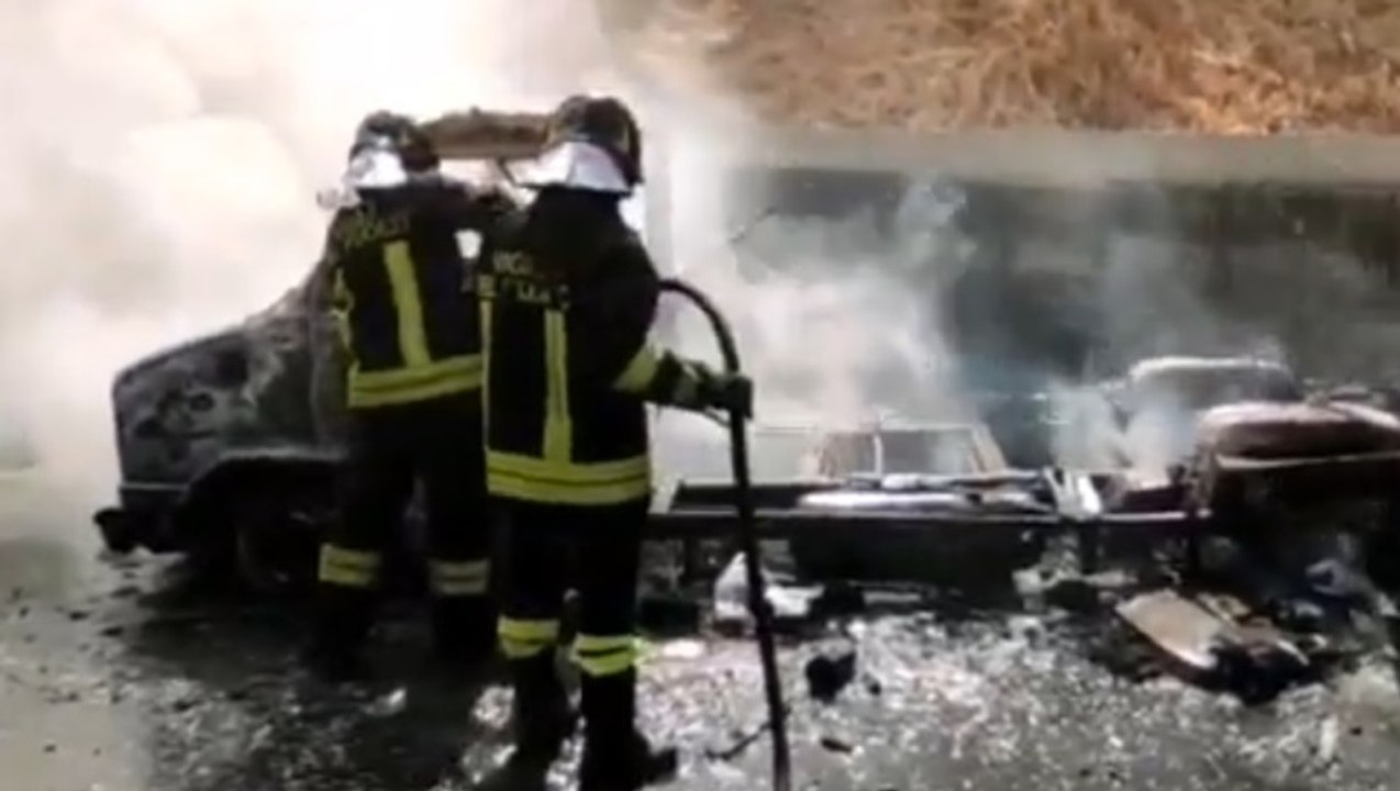Cosenza - Camper in fiamme su A2 tra Sibari e Frascineto (07.06.21)