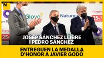 Entreguen la medalla d'honor a Javier Godó el president de Foment, Josep Sánchez Llibre, i el president del govern espanyol, Pedro Sánchez.