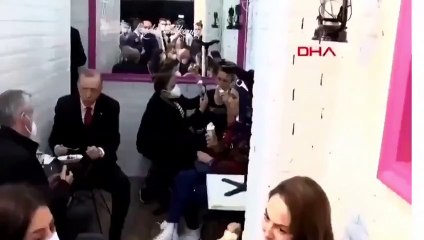 Erdoğan dondurma yerken el işaretine dikkat