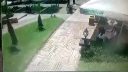 Aniden çıkan kuvvetli rüzgar otelin şemsiyelerini uçurdu, tatilciler zor anlar yaşadı