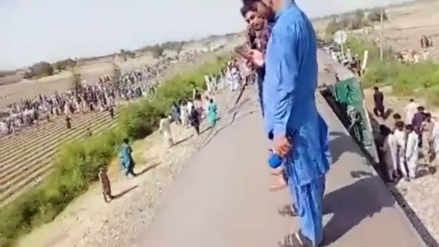 Trens se chocam e provocam dezenas de mortes no Paquistão