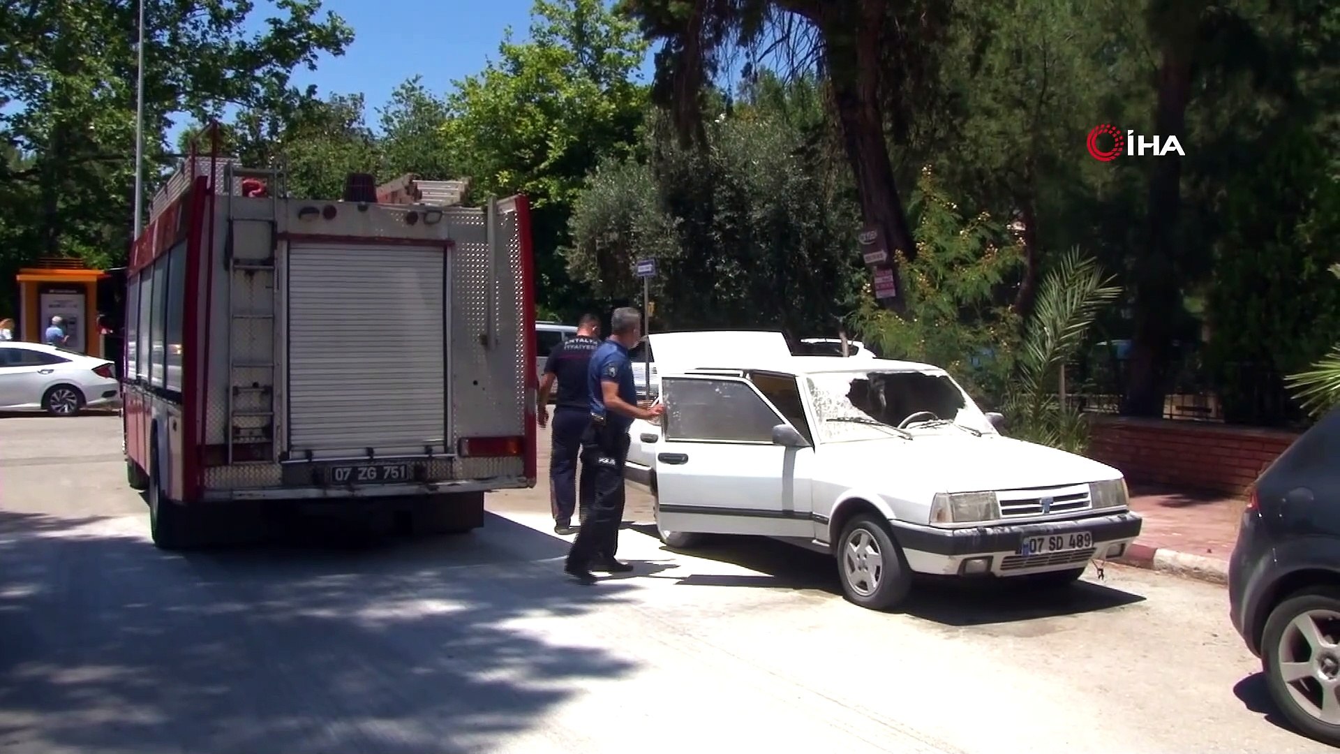 Yanarken kornası takılı kalan otomobil, sesi duyan mahalleli tarafından  söndürüldü - Dailymotion Video