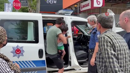 Çiçek toplamak isterken kaybolan çocuğa esnaf sahip çıktı